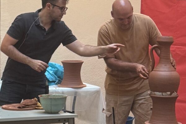 Un terrisser i un arqueòleg uneixen coneixement i experiència en una sesió sobre la ceràmica antiga a Valls